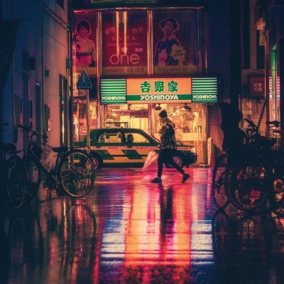 纯洁的轮舞曲 内容运营苏晚舟在整理公开资料归档，屏幕上排列着来源标注表格，桌角放着一杯已经凉了的茶