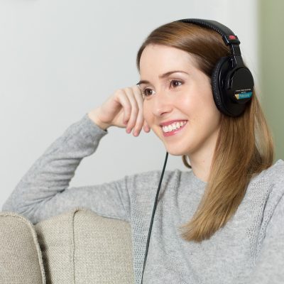 纯洁的轮舞曲 音乐分析主笔周砚池戴着耳机在谱架前记录段落结构，桌上散落彩色便签，午后光线斜照进来