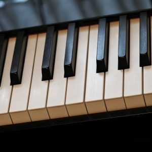 ACG钢琴抒情曲封面，白色背景与钢琴键盘意象，清澈风格